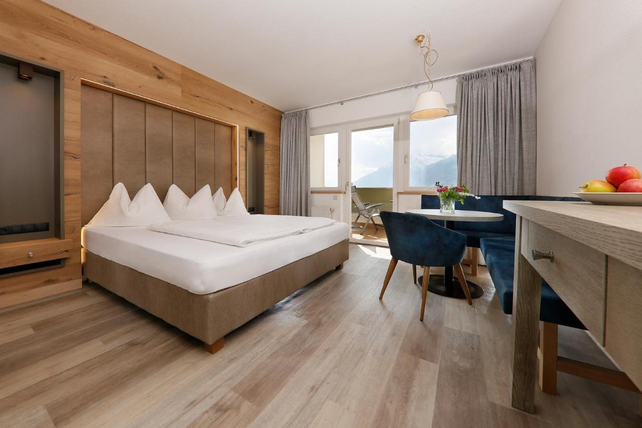 Suite,909966508:JPEG